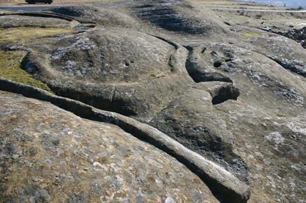 Скално-култовият комплекс Костенурките е край с. Фотиново, община Кирково. Формите, издълбани в скалите, наподобяват корубите на водни костенурки. Според археолози каменните форми са дело на цивилизация от Каменната епоха, обитавала Източните Родопи.