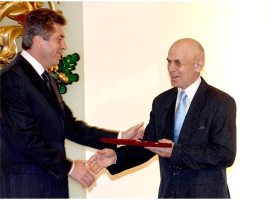 Петър Гюзелев получава орден "Кирил и Методий" първа степен от президента Георги Първанов, който награждава “Щурците” през 2010 г.