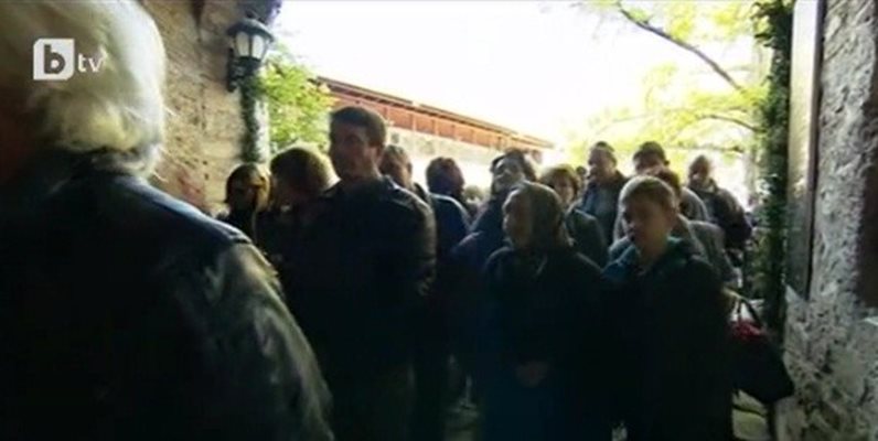 Част от тълпата, насъбрала се в Бачковския манастир; Кадър: bTV