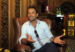 Гръцкият певец Никос Вертис, който ще пее в София: Вниманието към мен ми се струва неловко