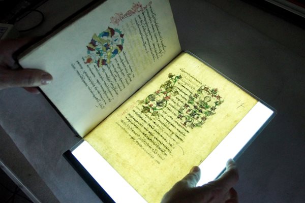 Първи оглед на старопечатна книга за реставрация върху светещ плот СНИМКА: ЙОРДАН СИМЕОНОВ