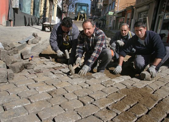 Работата и пипкава и трудна, казват паважорите.