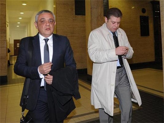 Тенчо Попов и съдия Петър Сантиров (вдясно) отиват към съдебната зала. 
СНИМКИ: ЙОРДАН СИМЕОНОВ
