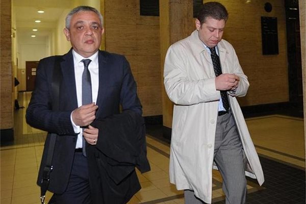 Тенчо Попов и съдия Петър Сантиров (вдясно) отиват към съдебната зала. 
СНИМКИ: ЙОРДАН СИМЕОНОВ
