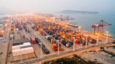 Обемът на вноса и износа на стоки се е увеличавал бързо СНИМКА: Радио Китай