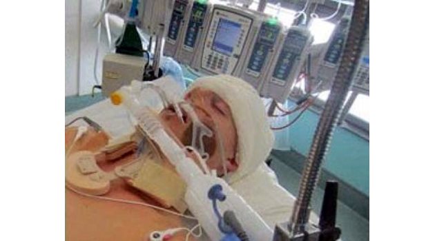 Снимка направена от санитарка показва безпомощния пилот в болничното му легло
