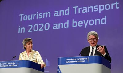 The representatives of the EC, Margrethe Vestager and Thierry Breton present recommendations for trips and vacations. PHOTO: Reuters