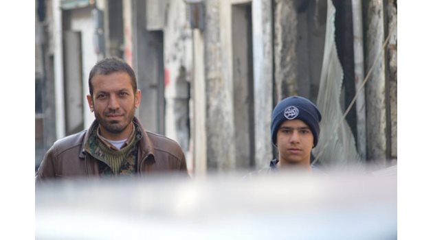 Задържаният Мохамед Абдулкадер заедно с баща си Ахмет.