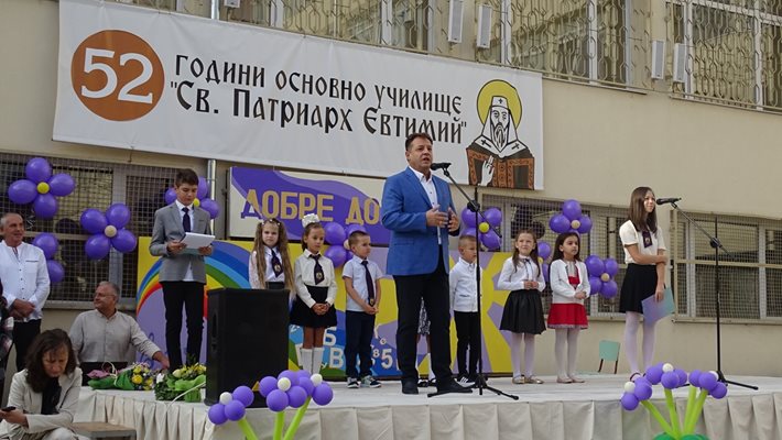 Даниел Панов приветства учениците в няколко училища