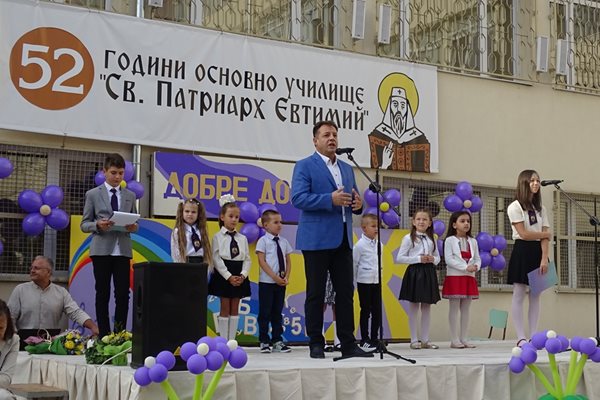 Даниел Панов приветства учениците в няколко училища