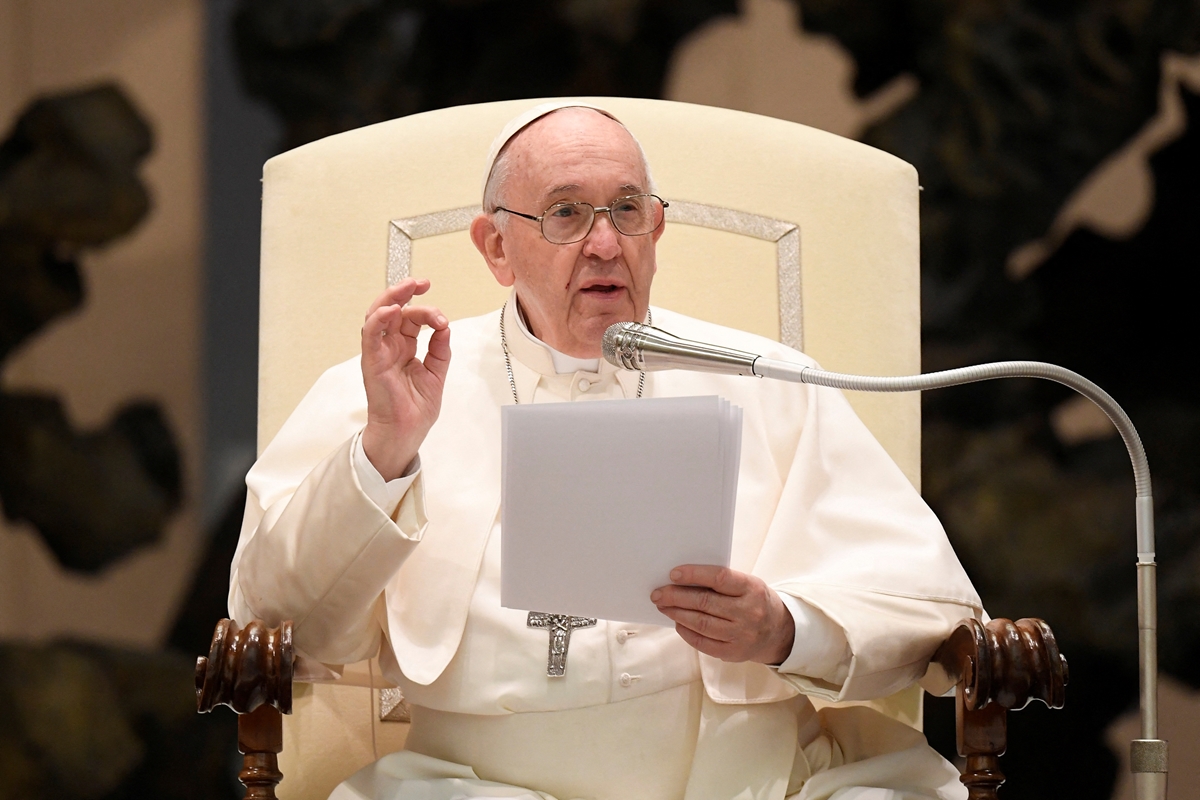 Папа Франциск се срещна с трансексуални гости на Рим