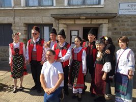 Японци се премениха в български народни носии