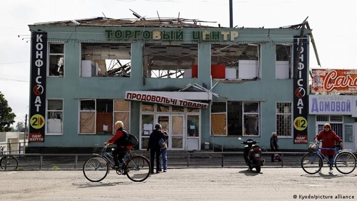Разрушен и разграбен от окупаторите магазин в Балаклия Снимка: Дойче Веле