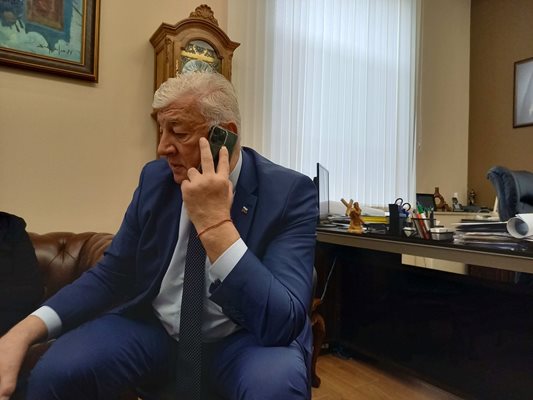 Много обаждания получи през деня пловдивският кмет Здравко Димитров.
