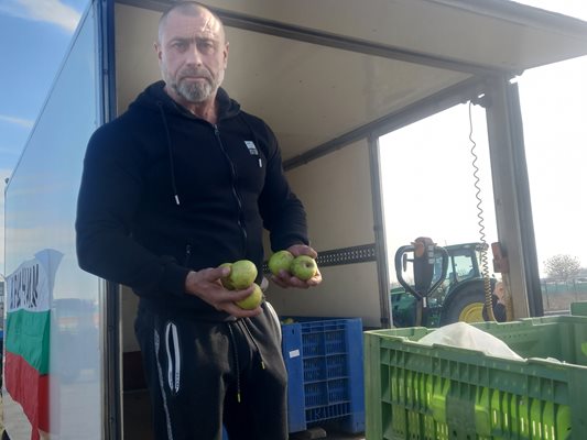 Борис Къцов раздаде ябълки на присъстващите, преди да започне да ги хвърля по зямата.