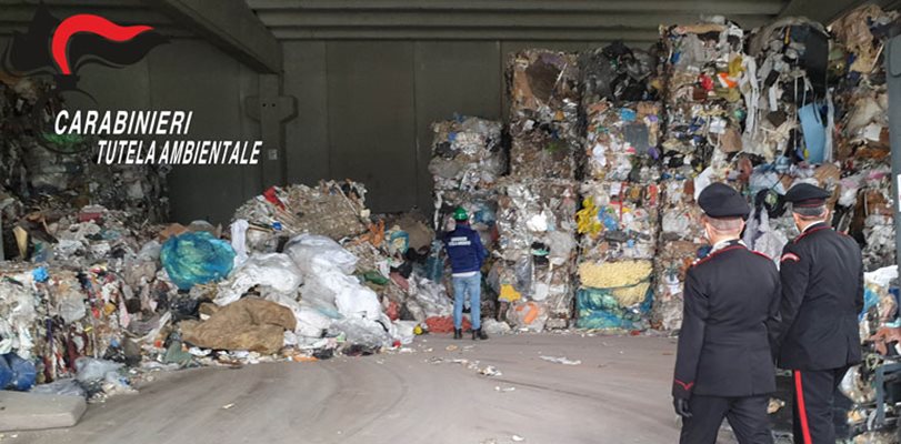 Карабинери разглеждат незаконни отпадъци край Милано.