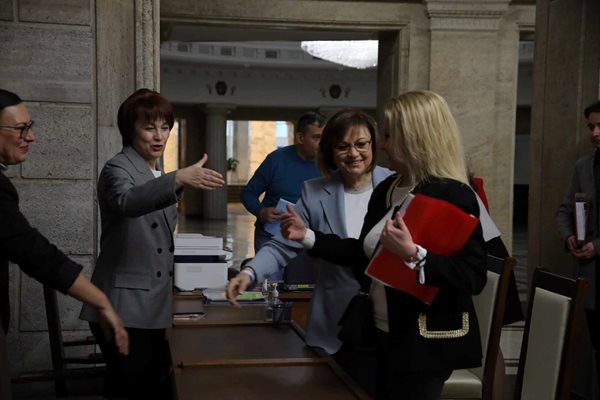 Корнелия Нинова се поздравява с членовете на ЦИК, след като подаде документите на БСП за участие в изборите.