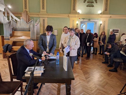 Хората се наредиха на опашка за автографи.