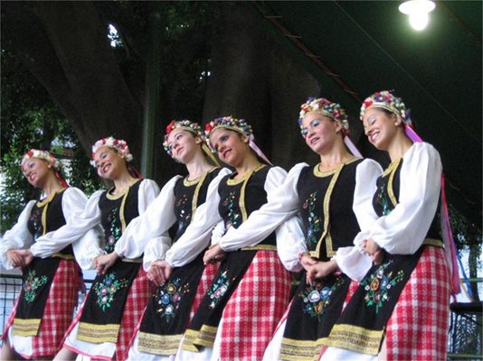 Бразилки от български произход играят наши народни танци на празненство на културната ни асоциация.