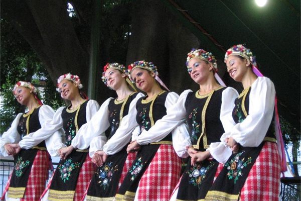 Бразилки от български произход играят наши народни танци на празненство на културната ни асоциация.