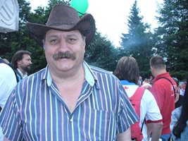 НЕФОРМАЛНО: С каубойска шапка, без костюм и вратовръзка Евгений Желев участва в хепънинг.