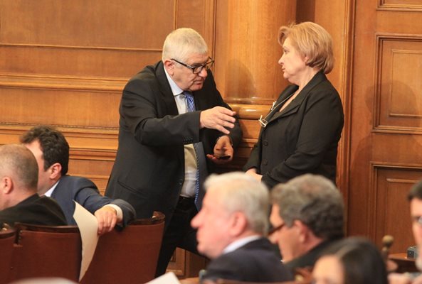 Шефът на икономическата комисия Петър Кънев и председателката на бюджетната Менда Стоянова обсъждат новия закон.