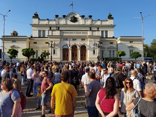 Десетки се събраха пред парламента в подкрепа на Никола Минчев.