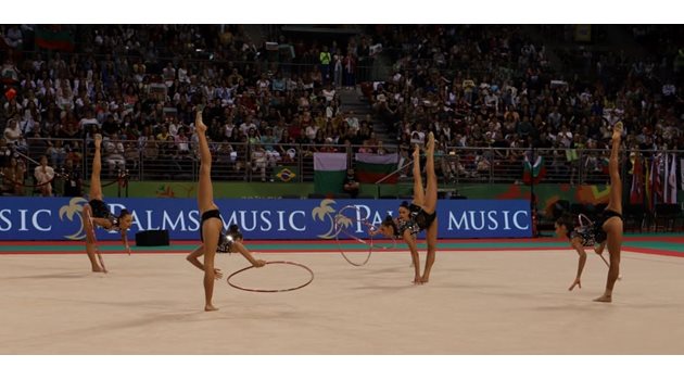 Българските момичета по време на финала с пет обръча от световното първенство по художествена гимнастика в София.
