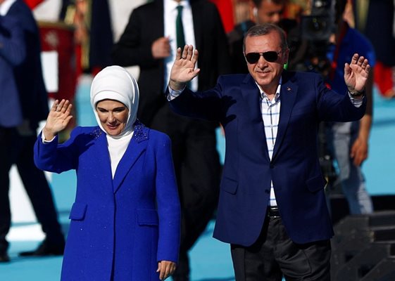 Реджен Ердоган със съпругата си СНИМКА: Ройтерс