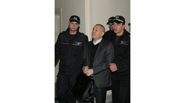 Полицаи водят Георги Вълев, който в момента е в ловешкия затвор