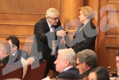 Шефът на икономическата комисия Петър Кънев и председателката на бюджетната Менда Стоянова обсъждат новия закон.