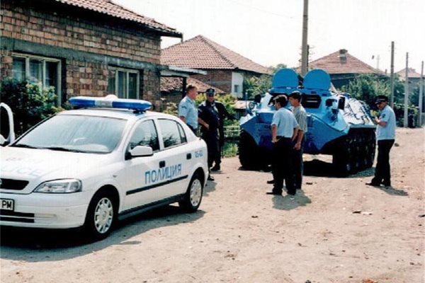 Една от акциите на данъчни и полиция в ромски квартал заради ДДС измами. 
СНИМКА: "24 ЧАСА"