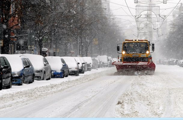 Над 150 снегорина почистват пътищата в страната