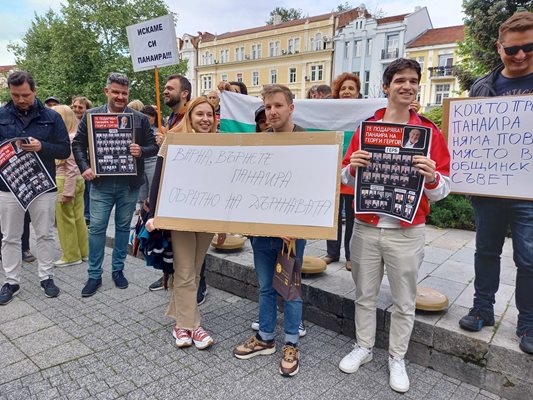 Протестиращите призоваха община Варна да върне акциите си в панаира на държавата.