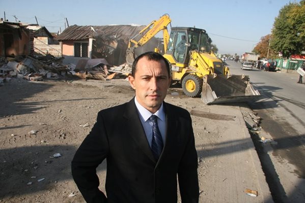 Ральо Ралев по времето, когато беше кмет и правеше шумни акции по събаряне на незаконни постройки в етническите махали на Пловдив.