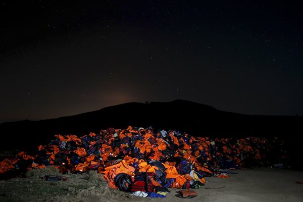 Ловци от Болярово редовно се натъкват на купчини дрехи, изхвърлени от мигрантите. СНИМКА: АРХИВ