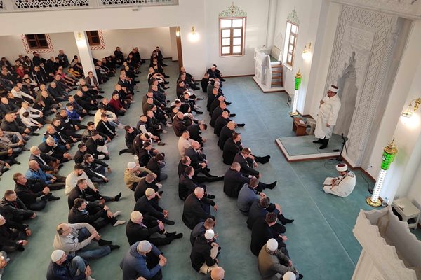 В новата джамия в Кърджали празничната молитва се водеше от районния мюфтия Басри Еминефенди.