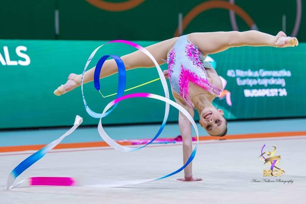 Стилияна Николова по време на изключителното си съчетание с лента във финала за многобоя на европейското първенство по художествена гимнастика в Будапеща. СНИМКА: АННА НЕДКОВА, БФХГ