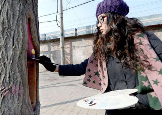 Идейно! Художничка украсява улични дървета - 12 снимки