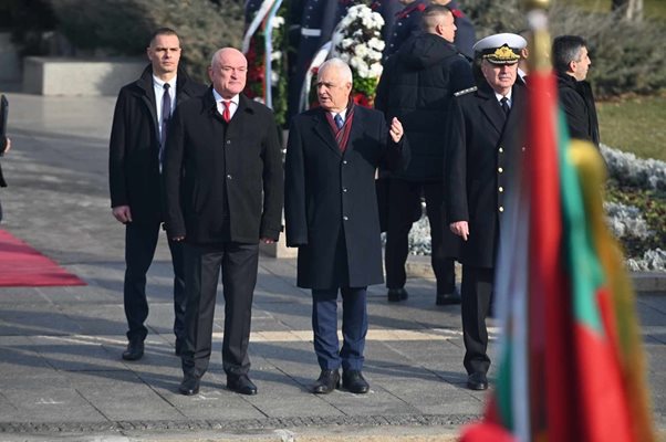 Запрянов се отказа да сменя шефове във ВВС, засега (Обзор)