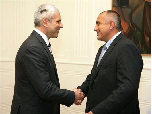 Сръбският президент Борис Тадич посреща премиера Бойко Борисов на вечеря в Белград.
СНИМКА: МС