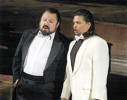 Калуди Калудов (вляво) пее без хонорари.