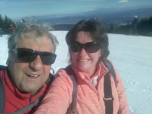 79-годишният Попйорданов кара ски и е в блестяща форма до младата си жена