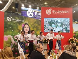 Танцьорите от “Българе” предизвикаха истинско събитие на изложението - успяха да накарат посетители от цял свят да се хванат поне веднъж на хоро.