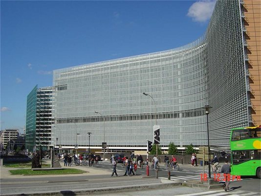 Сградата на Европейската комисия - изпълнителния орган на ЕС, в Брюксел. Снимка Архив