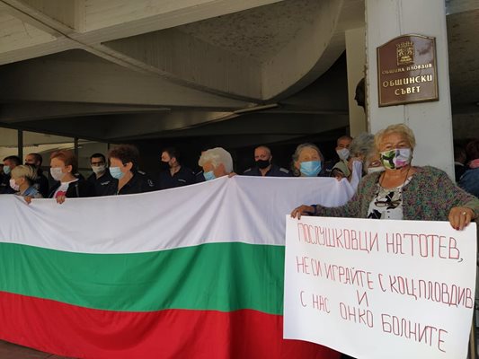 Протестиращи завардиха двата входа на общинския съвет в Пловдив. Снимки: Авторът