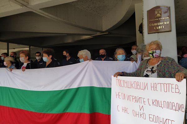 Протестиращи завардиха двата входа на общинския съвет в Пловдив. Снимки: Авторът