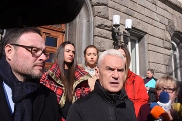 Волен Сидеров говори пред медиите преди да влезе в ЦИК, за да подаде документи за регистрация на партия "Атака" за предстоящите избори на 4 април. СНИМКА: Велислав Николов
