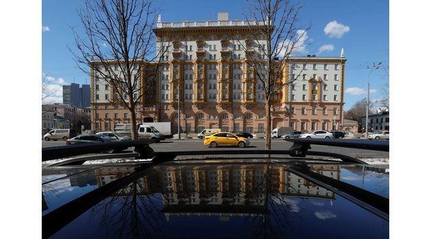 10-етажното посолство на САЩ в Москва дълго време е било подложено на активен лъч микровълни на ниско ниво.