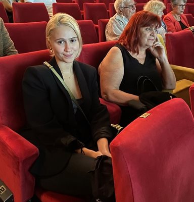 Мария Бакалова гледа постановката "Хага" в Народния театър